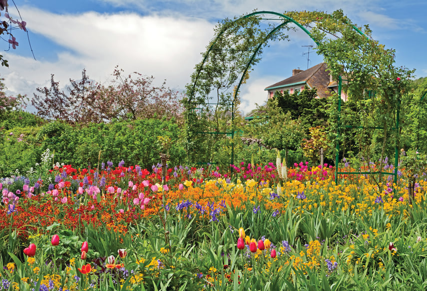FR_Monets garden at spring, Giverny, France._shutterstock_228367582.jpg