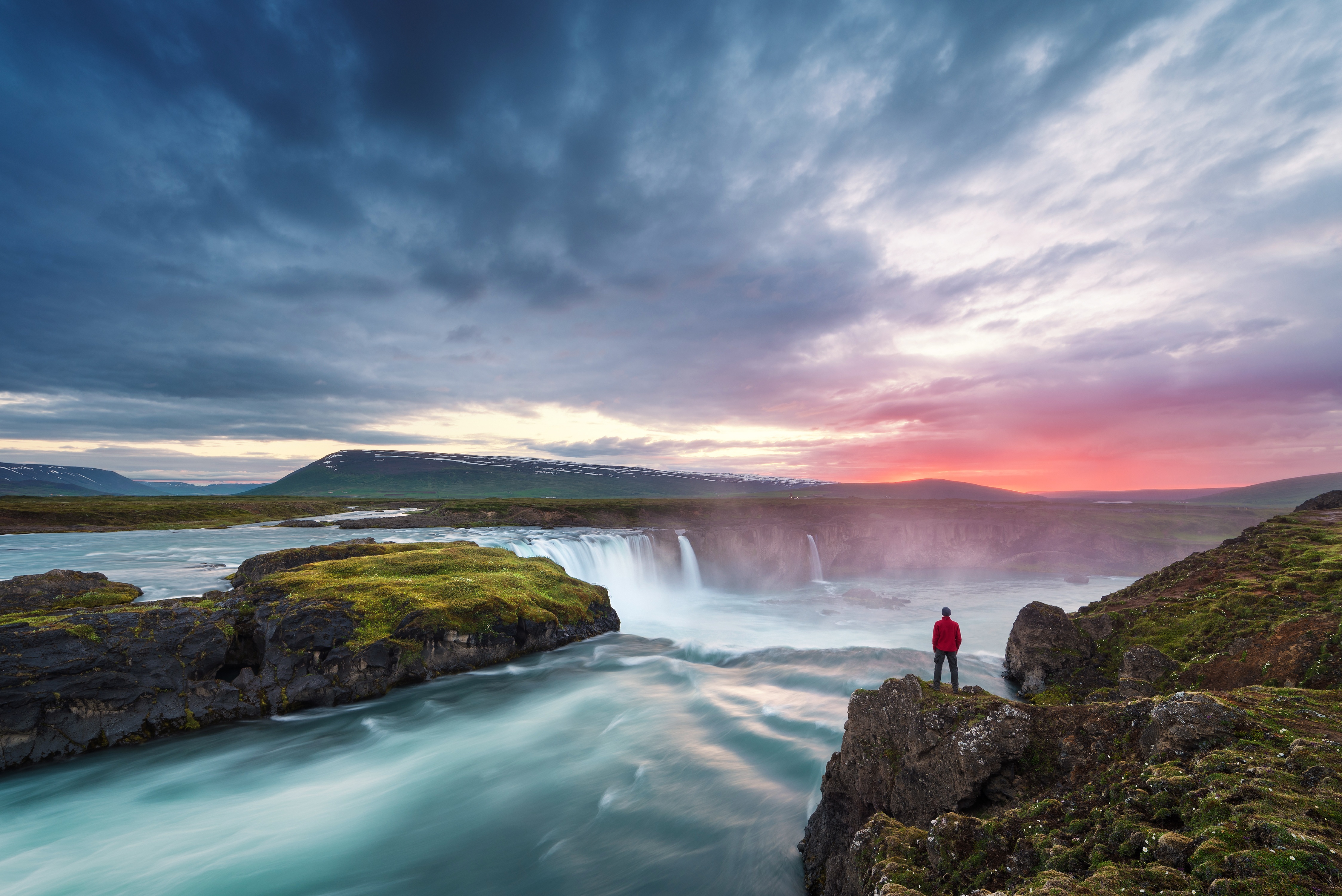 Iceland_Akureyri_Godafoss_shutterstock_567716872